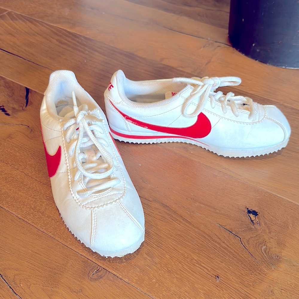 Nike 5Y White leather w/ red swoosh vintage design
